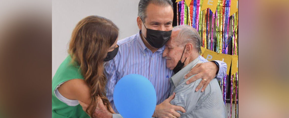 Festejan Toño Astiazarán y Patty Ruibal a don Salvador en Casa de los Abuelos Apache