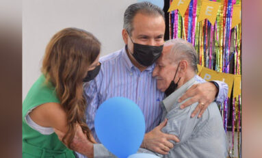 Festejan Toño Astiazarán y Patty Ruibal a don Salvador en Casa de los Abuelos Apache