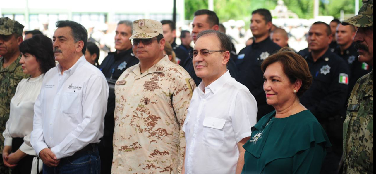 Gobernador Alfonso Durazo entrega armamento a policías de Cajeme