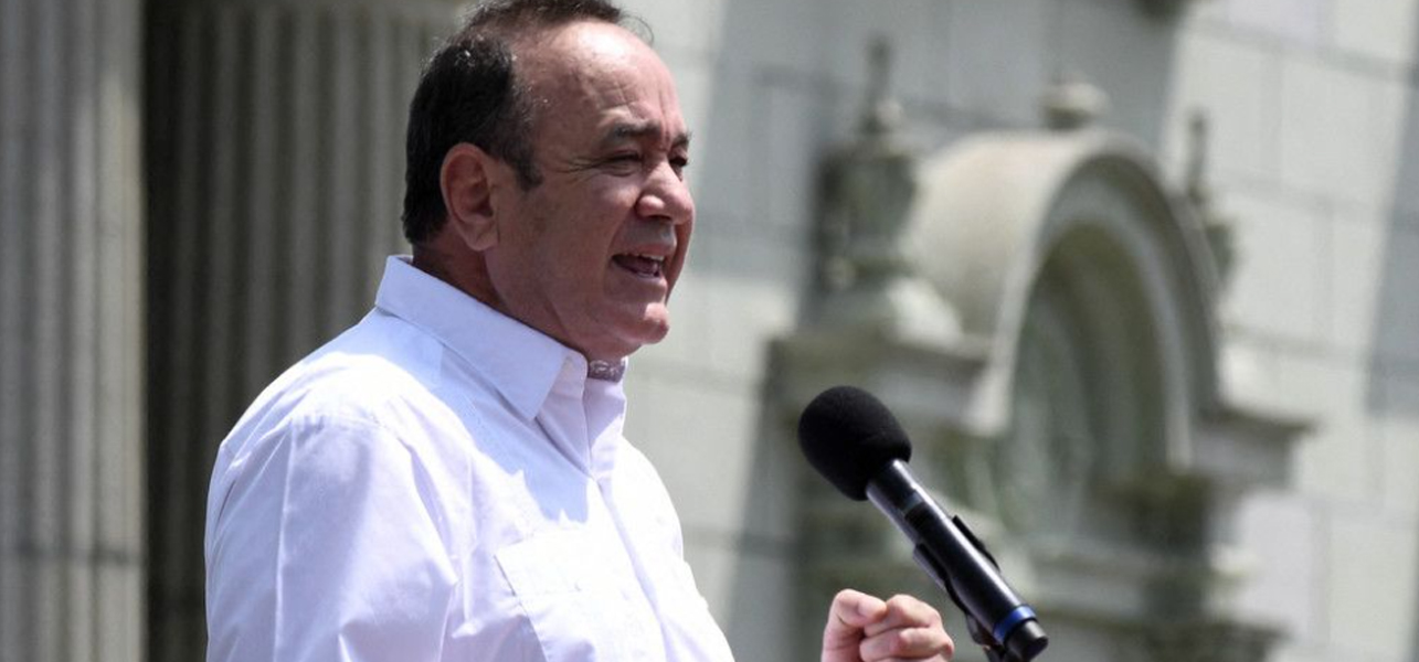 Atacan a balazos al presidente de Guatemala; sale ileso junto a comitiva