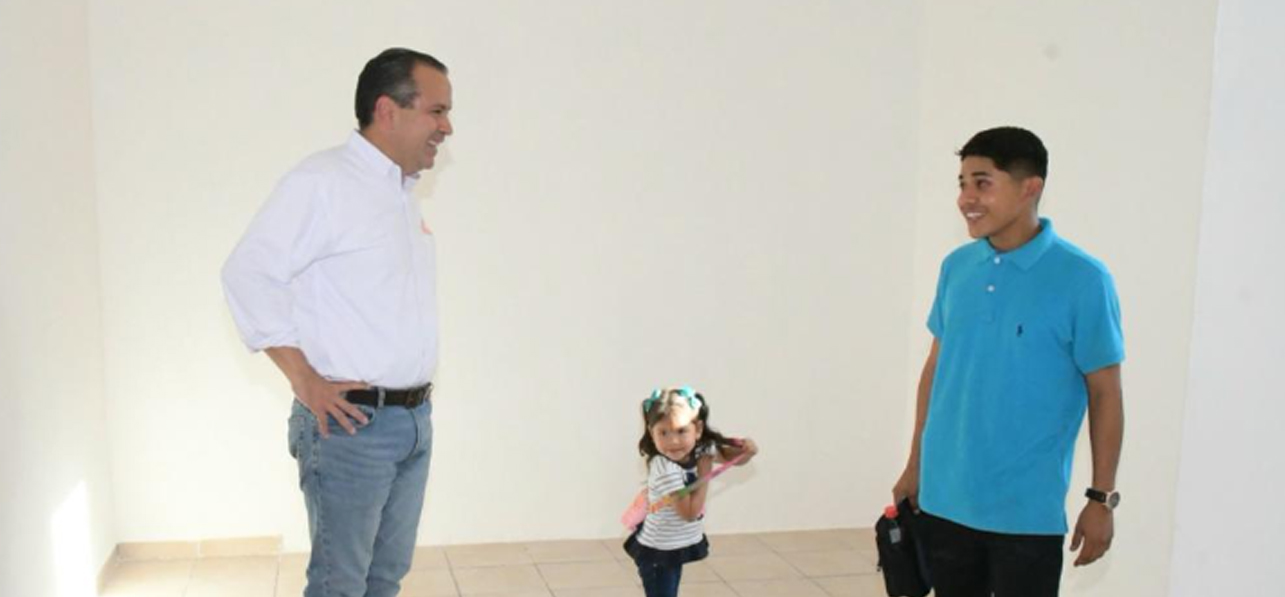 Entrega Toño Astiazarán vivienda digna a familia de la colonia Villa Verde