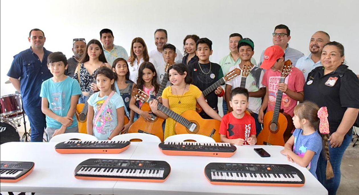 Fortalecen Toño Astiazarán y su esposa Patricia Ruibal protección a niñas, niños, adolescentes y adultos mayores en Bahía de Kino