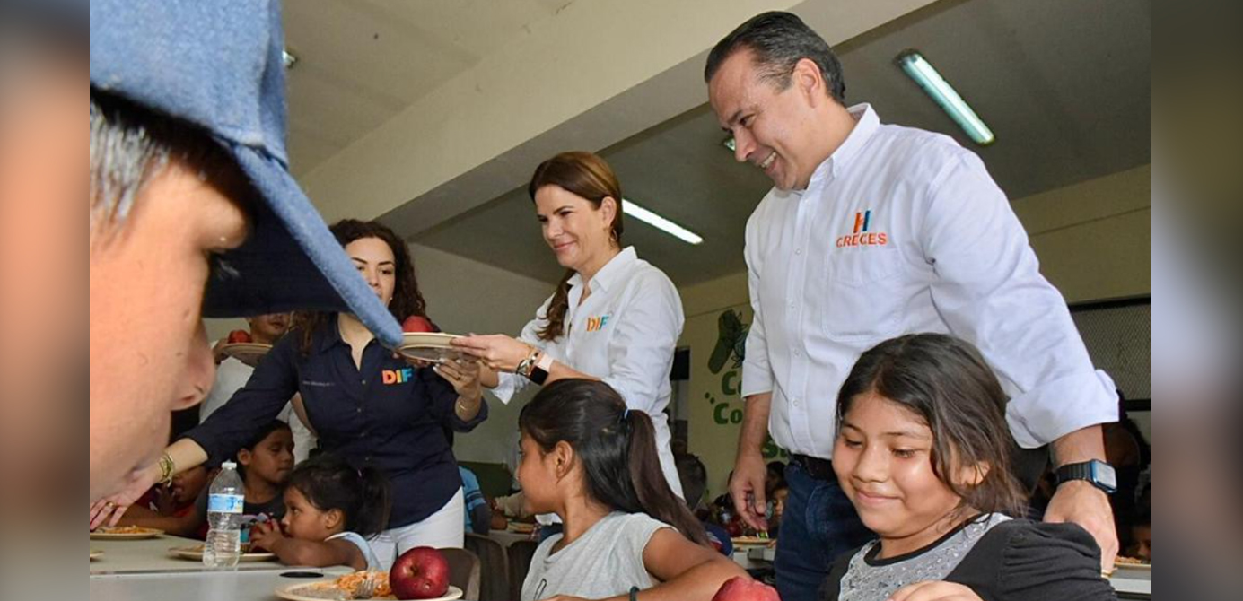 Llevan Toño Astiazarán y su esposa Patricia Ruibal Bazar Escolar a Miguel Alemán