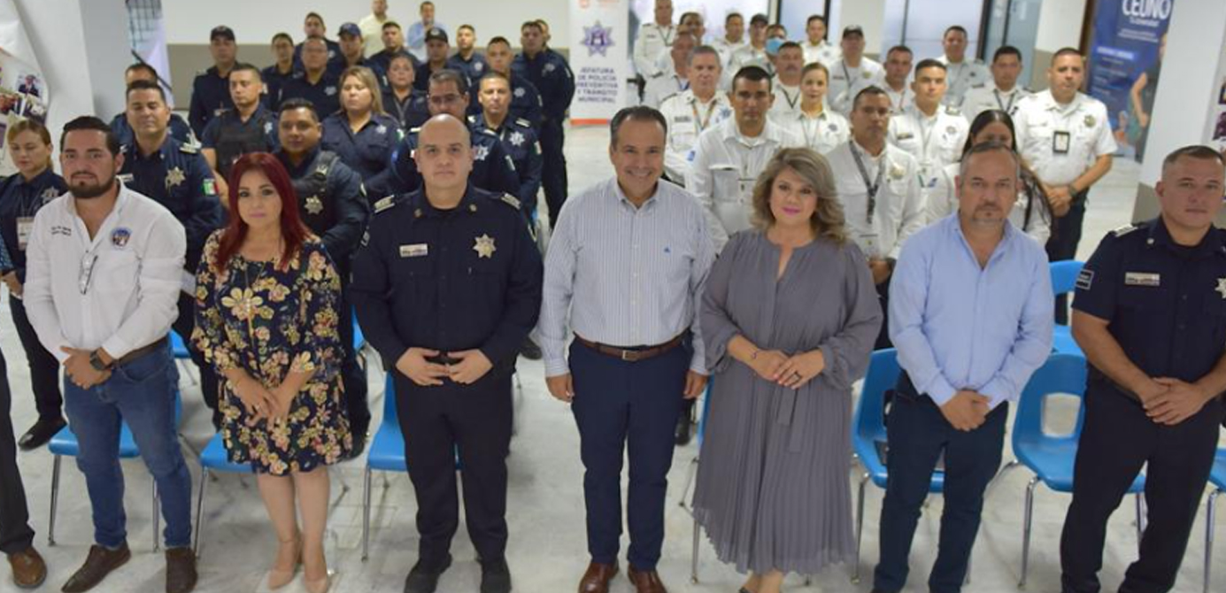 Entrega Toño Astiazarán incentivos por buen desempeño a policías municipales