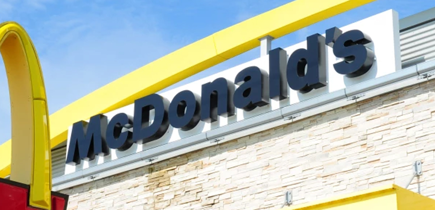 Turba de adolescentes saquea restaurante de McDonald’s en Reino Unido
