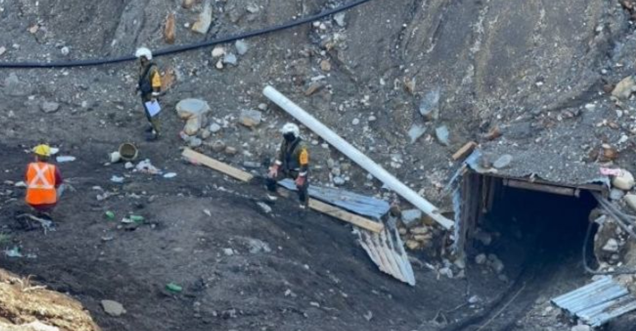 Rescate de mineros un trabajador logró escapar del derrumbe