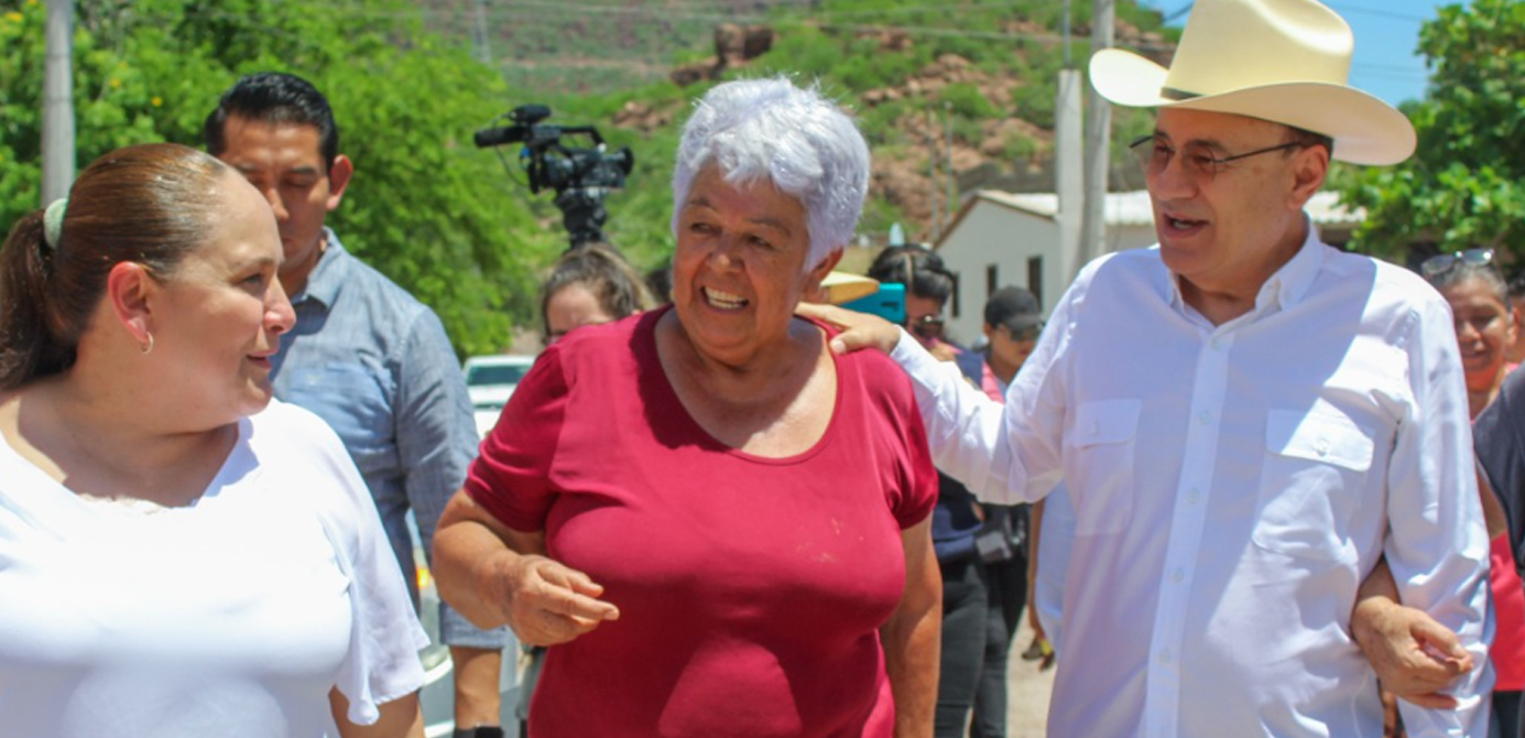 Recorre gobernador del Estado, Alfonso Durazo y la presidenta municipal, Doctora Karla Córdova González colonia Fátima; constatan daños ocasionados por las lluvias