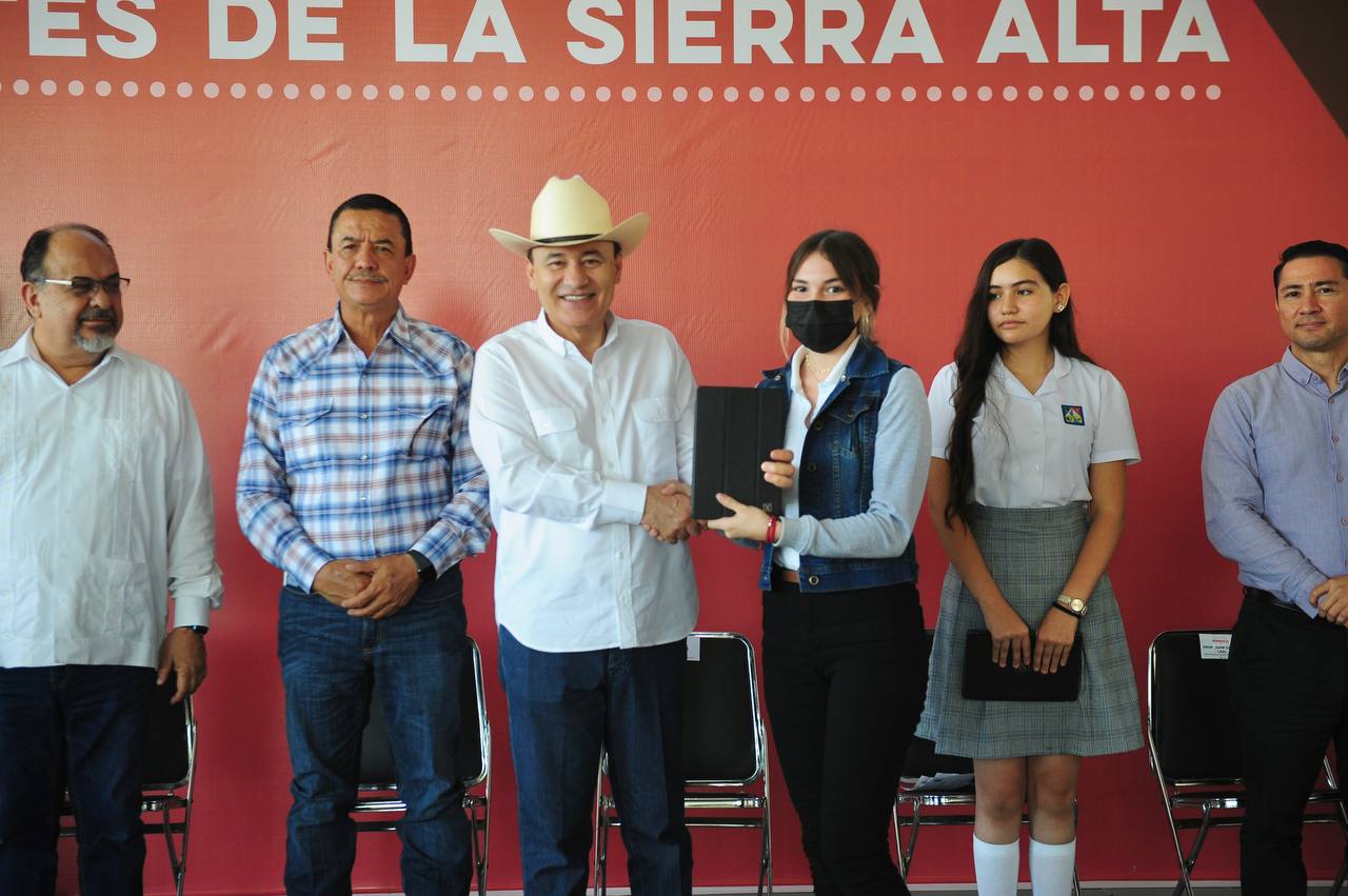 Entrega gobernador Alfonso Durazo tablets a estudiantes de la sierra alta