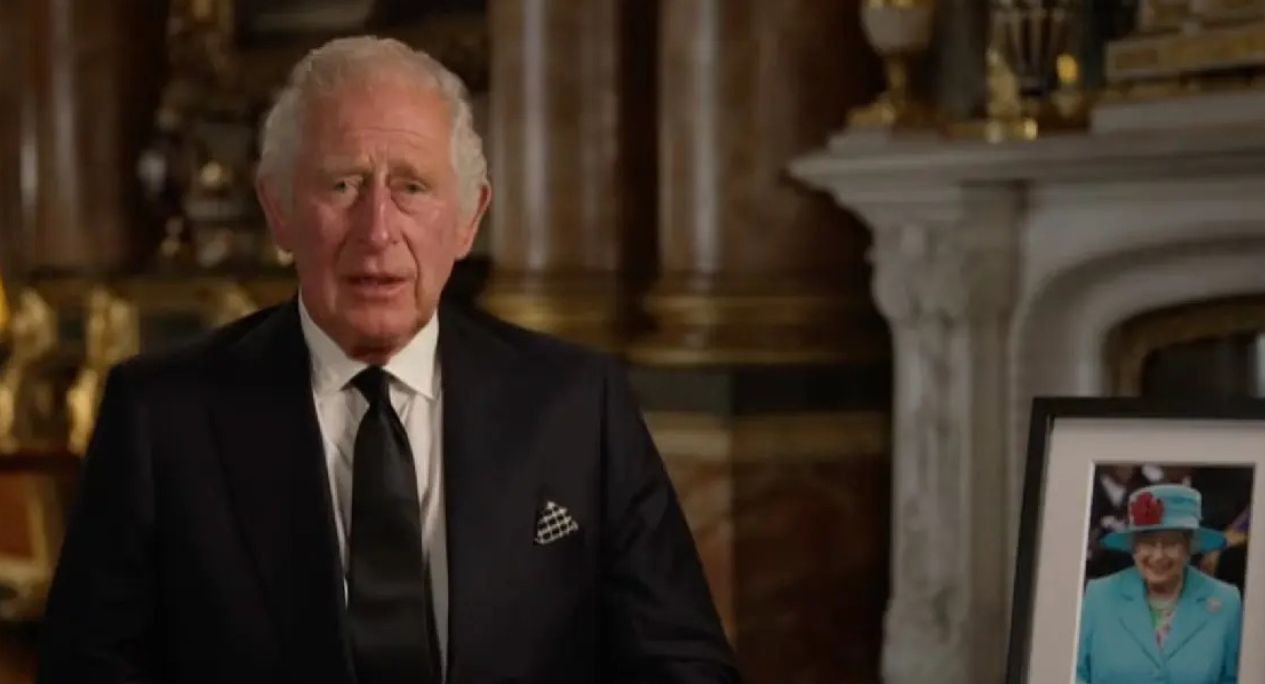 ‘La reina, mi querida madre, fue ejemplo para mí y mi familia’: Carlos III en su primer discurso como rey 