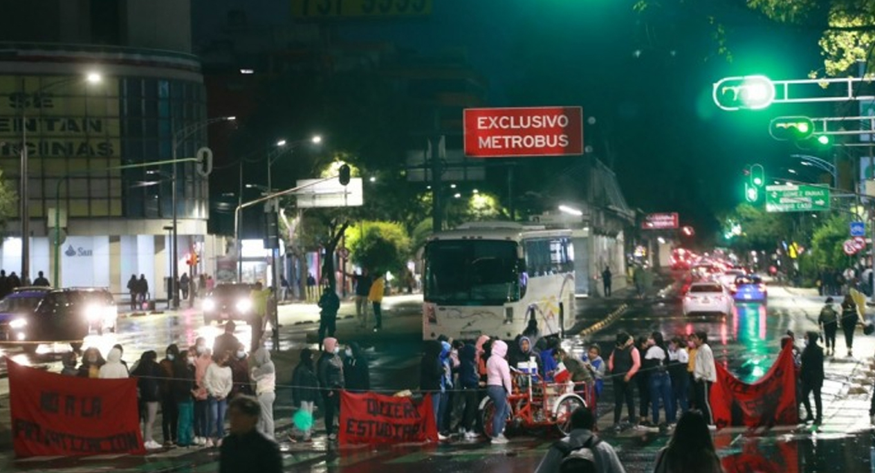 Suman miles de ciudadanos afectados por bloqueo en Reforma e Insurgentes