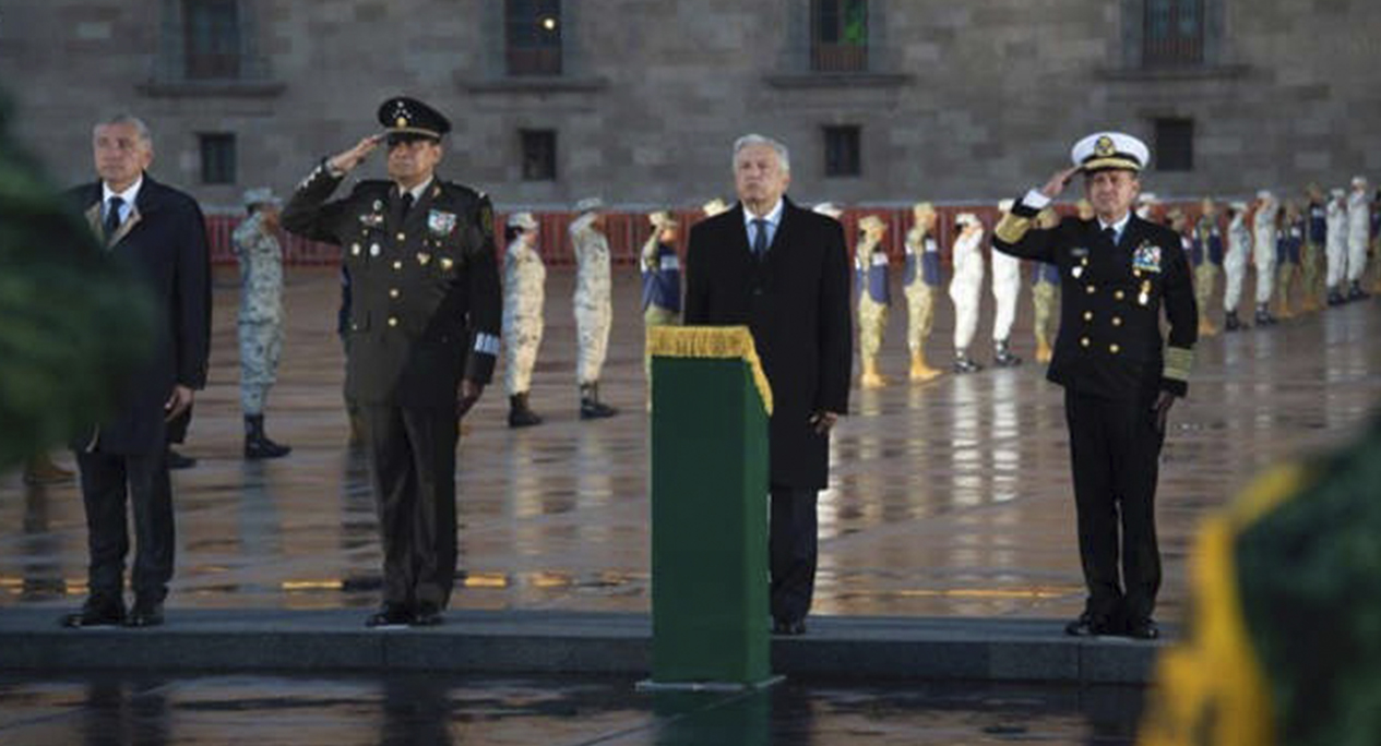 AMLO encabeza izamiento de bandera en Zócalo de CDMX, en memoria de víctimas de los sismos de 1985 y 2017