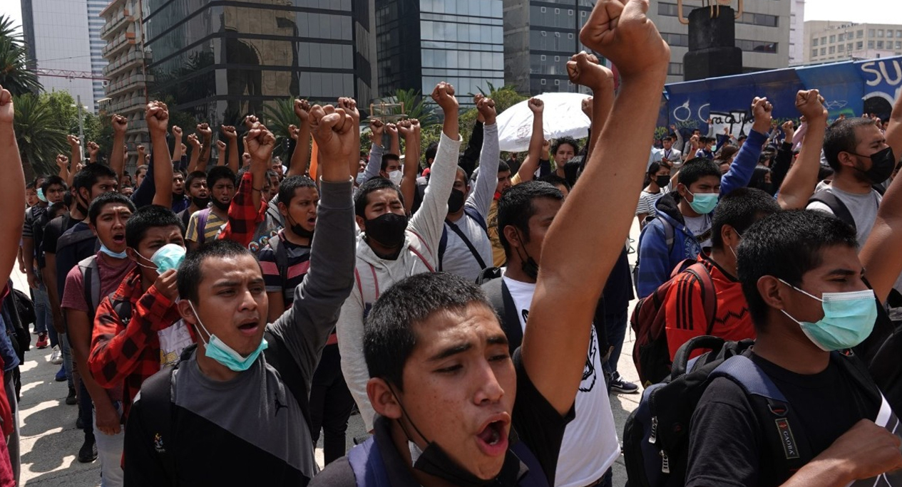 Inicia marcha por caso Ayotzinapa; contingente va rumbo al Zócalo de CDMX