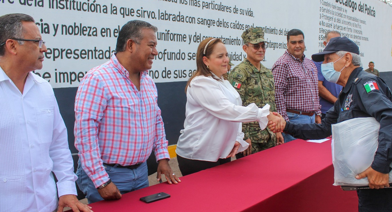 Entrega Doctora Karla Córdova González uniformes a elementos de Seguridad y Tránsito Municipal