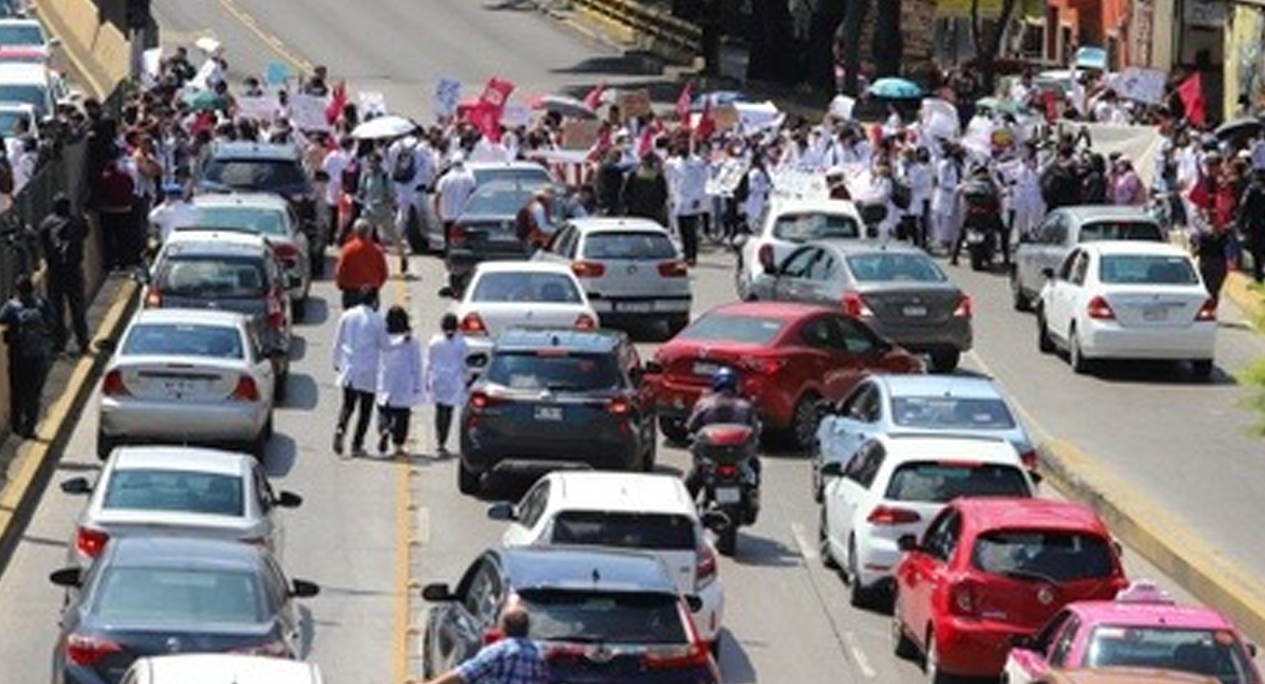 Estudiantes de medicina del IPN bloquean el Circuito Bicentenario