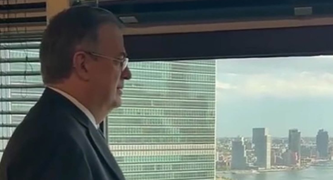 Ebrard dedica canción de los Temerarios a México; ya extraña al país
