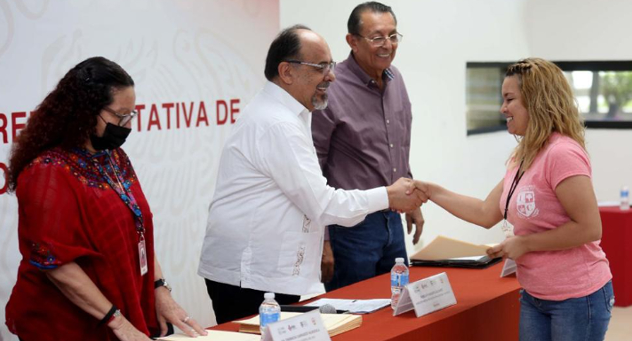 Entregan SEC e ISEA Becas Benito Juárez a beneficiarios del programa en la entidad.