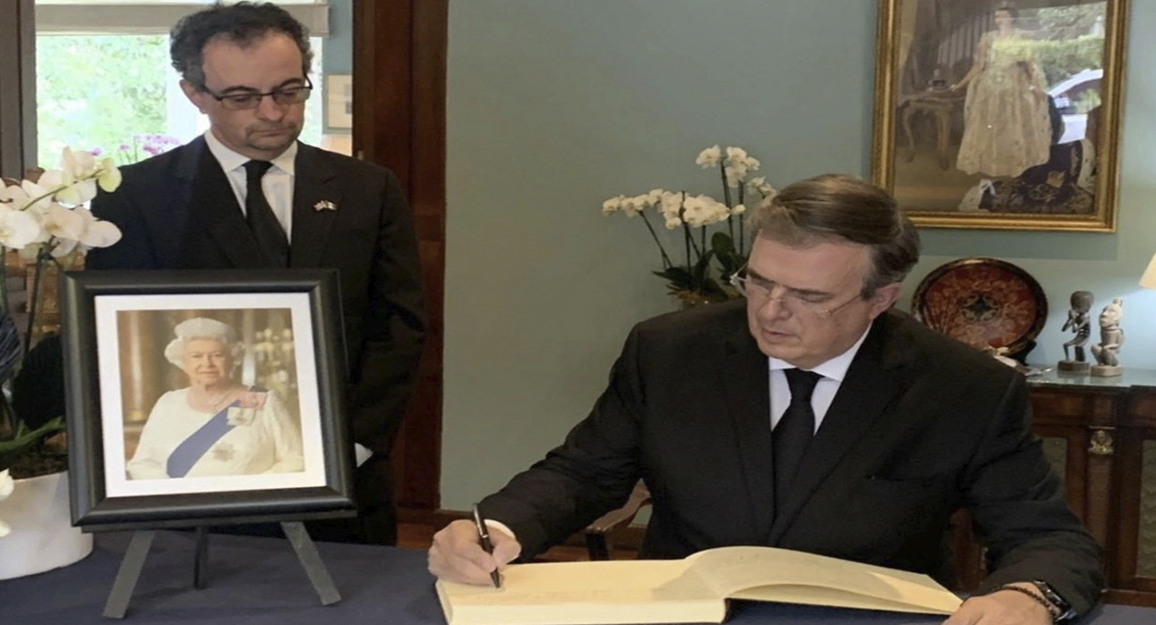 Firma Ebrard libro de condolencias por muerte de la reina Isabel II