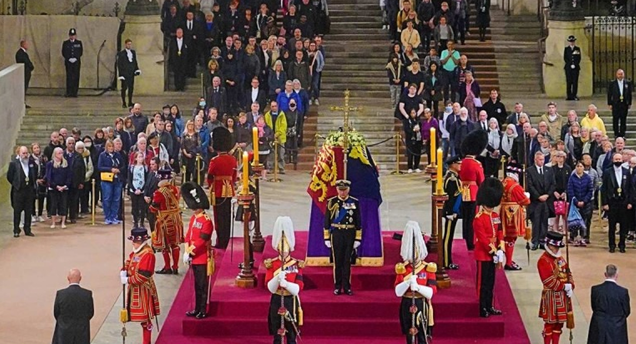 Rey Carlos III encabeza junto a sus hermanos guardia en féretro de Isabel II