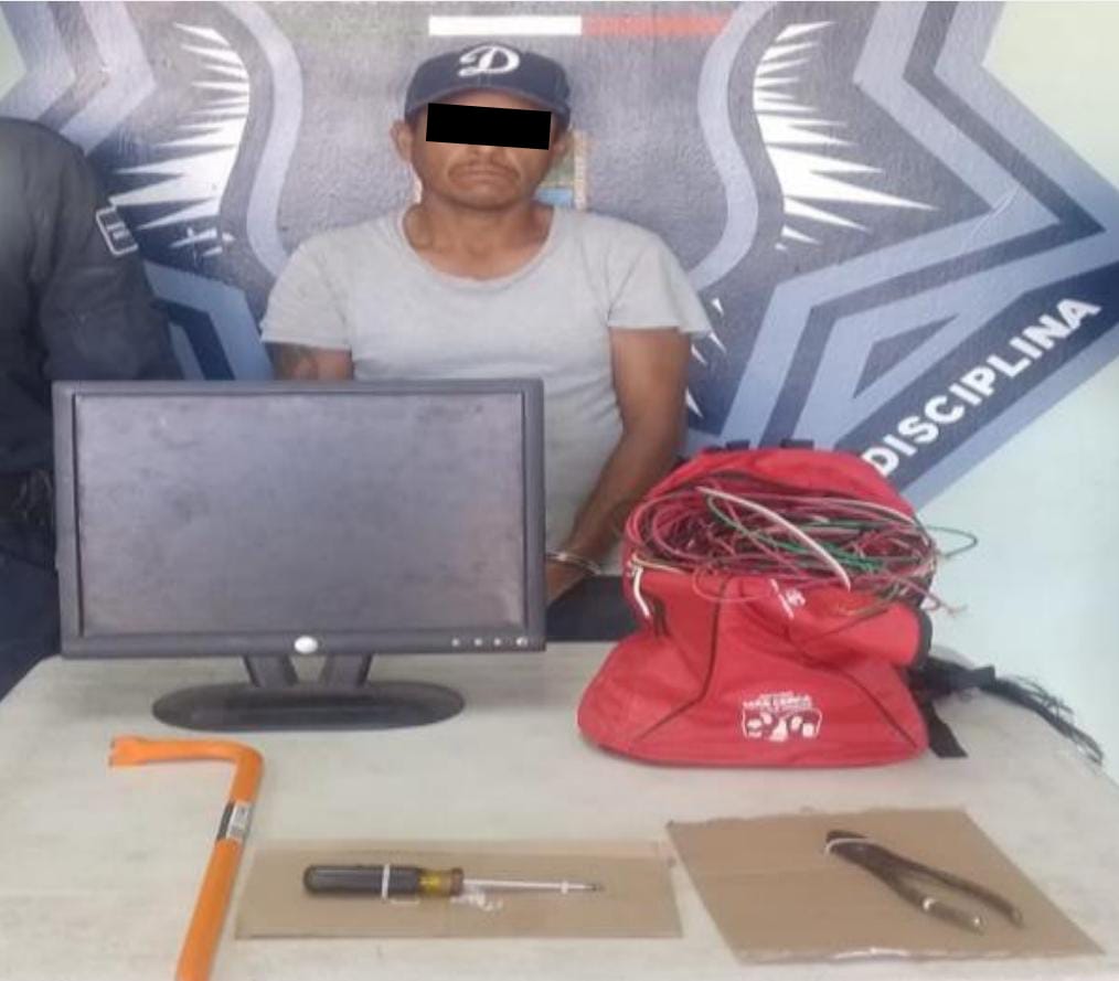 DETIENEN POLICÍAS MUNICIPALES A HOMBRE POR ROBO A DOMICILIO