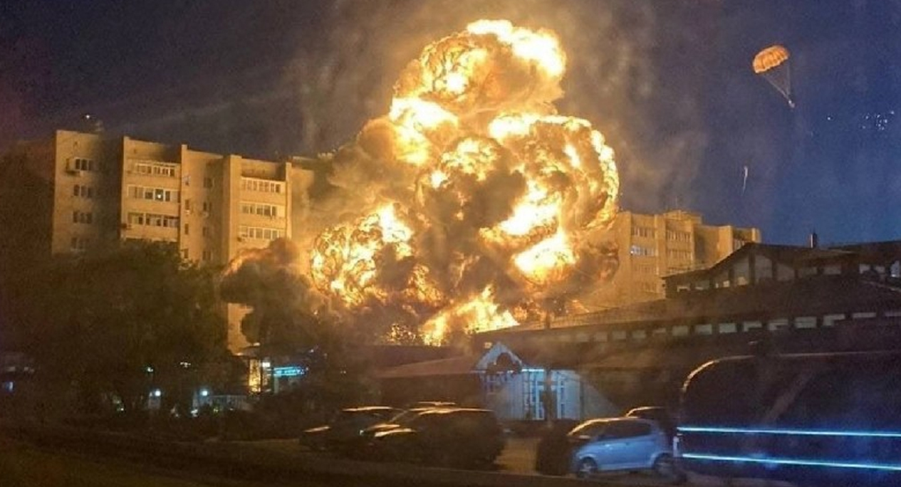 Avión militar se estrella contra edificio de departamentos en Rusia