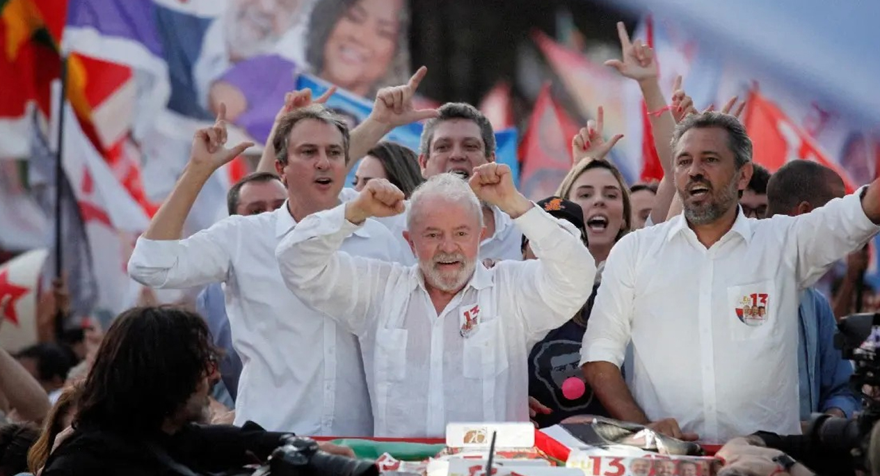 Lula, el favorito para ganar las elecciones de Brasil; mantiene ventaja sobre Bolsonaro