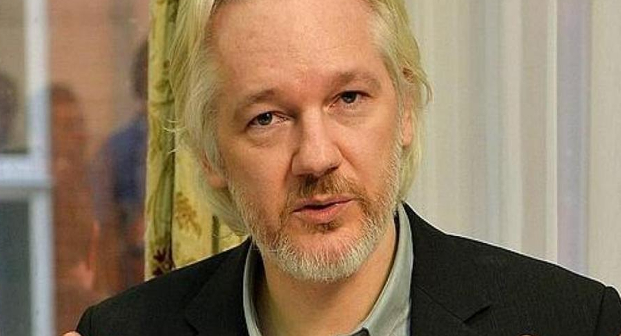 Julian Assange da positivo a COVID-19; permanecerá aislado en su celda