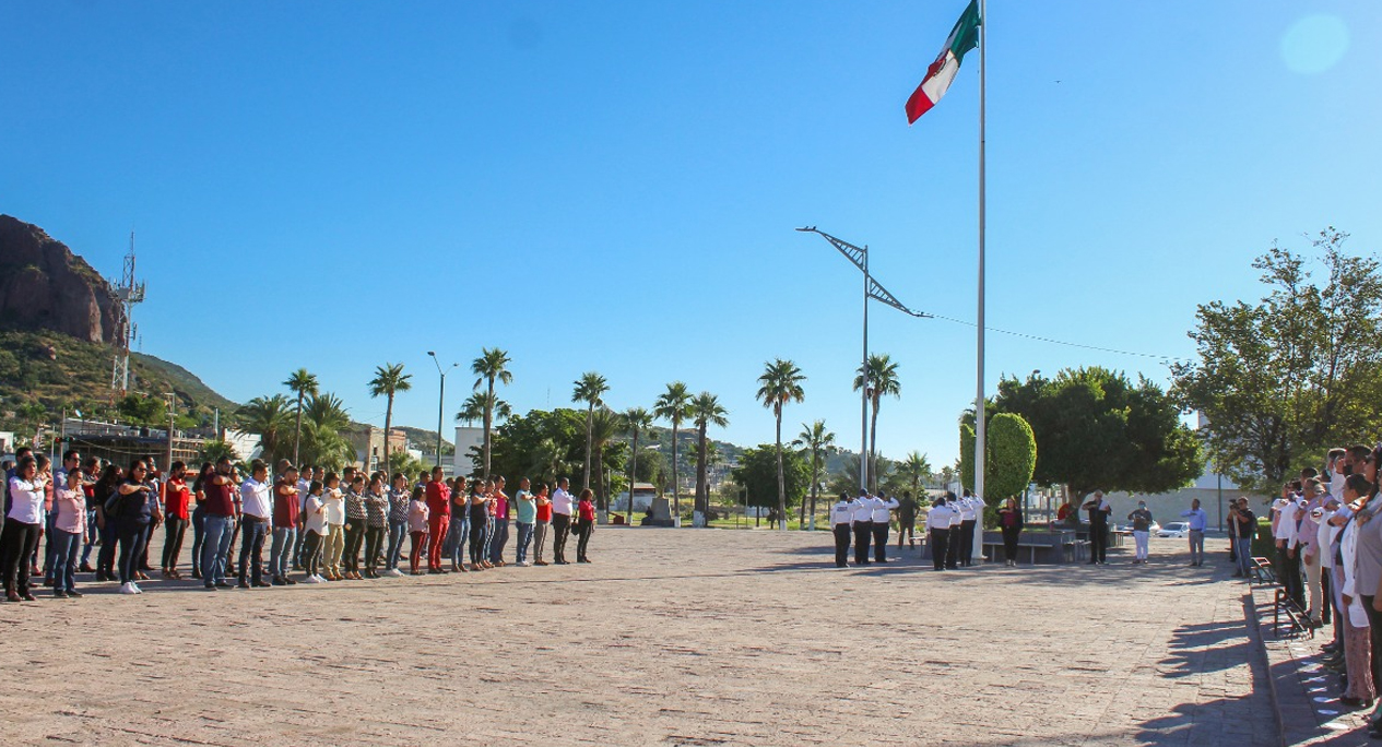 Participan dependencias municipales en ceremonia de izamiento de Bandera