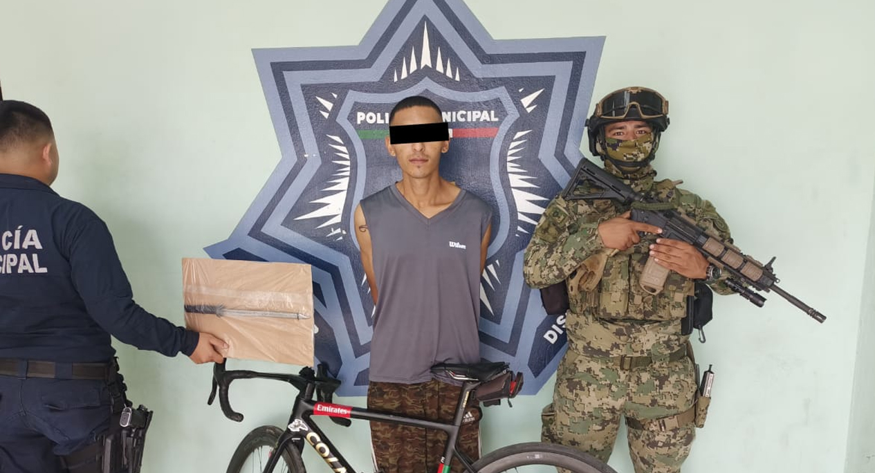 CAPTURAN AGENTES DE LA POLICÍA MUNICIPAL A SUJETO POR PRESUNTA PORTACIÓN DE ARMA PROHIBIDA