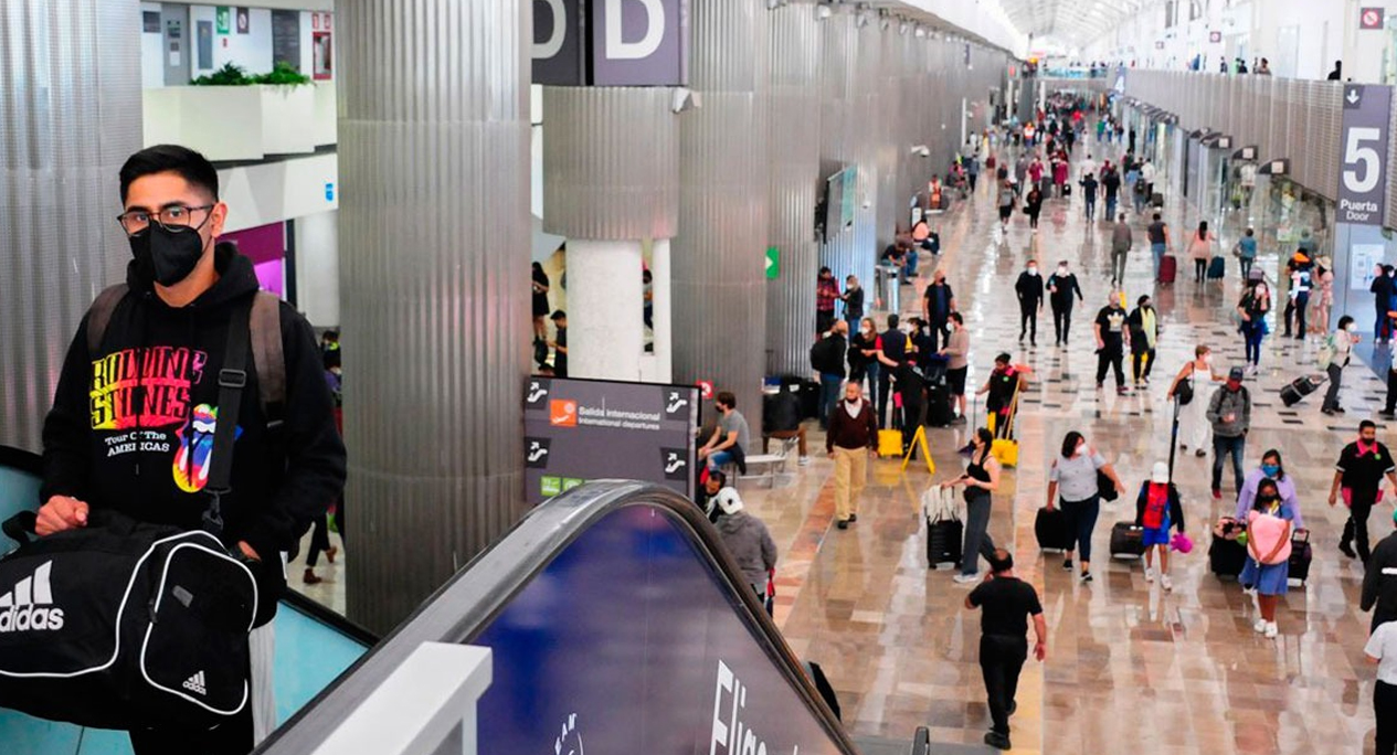 México eliminó el uso obligatorio de cubrebocas en vuelos y salas de espera de aeropuertos