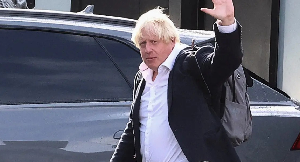 Johnson está de regreso en Reino Unido; apuesta por un rápido regreso político
