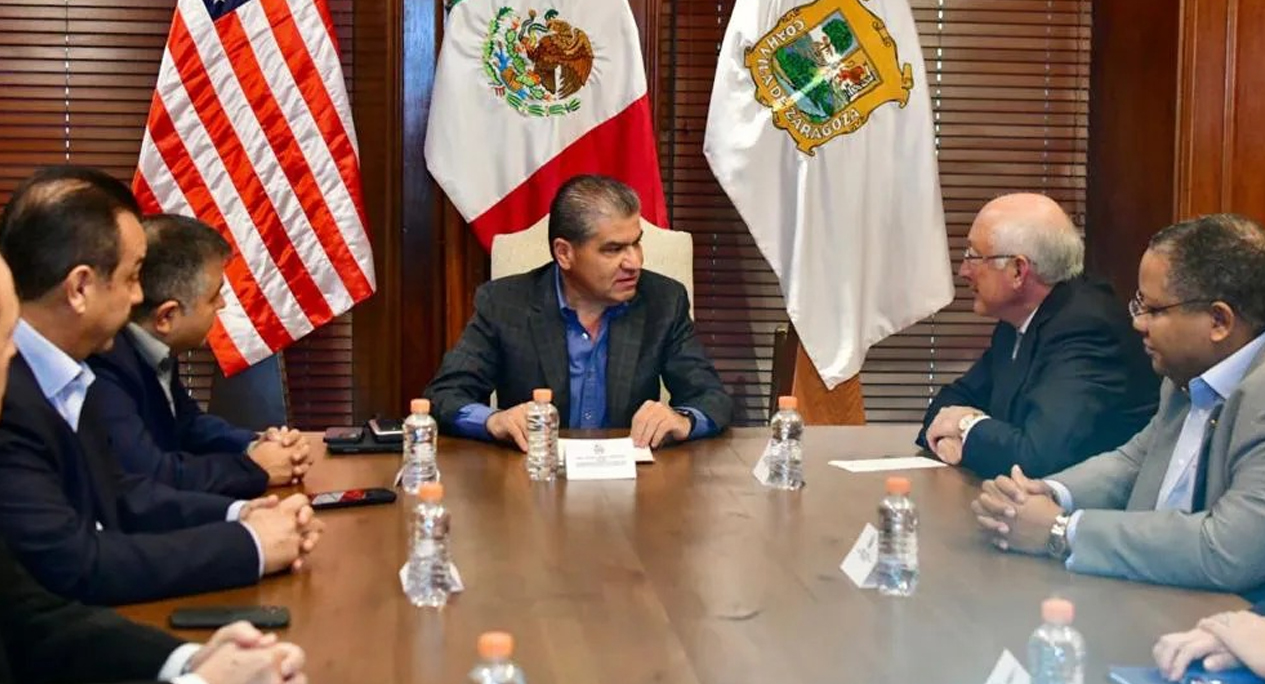Llama Ken Salazar a no politizar la migración