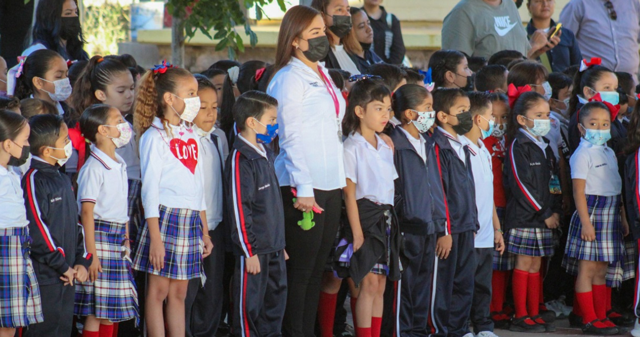 Participa Doctora Karla Córdova González en ceremonia de lunes cívico en primaria Nicolás Bravo