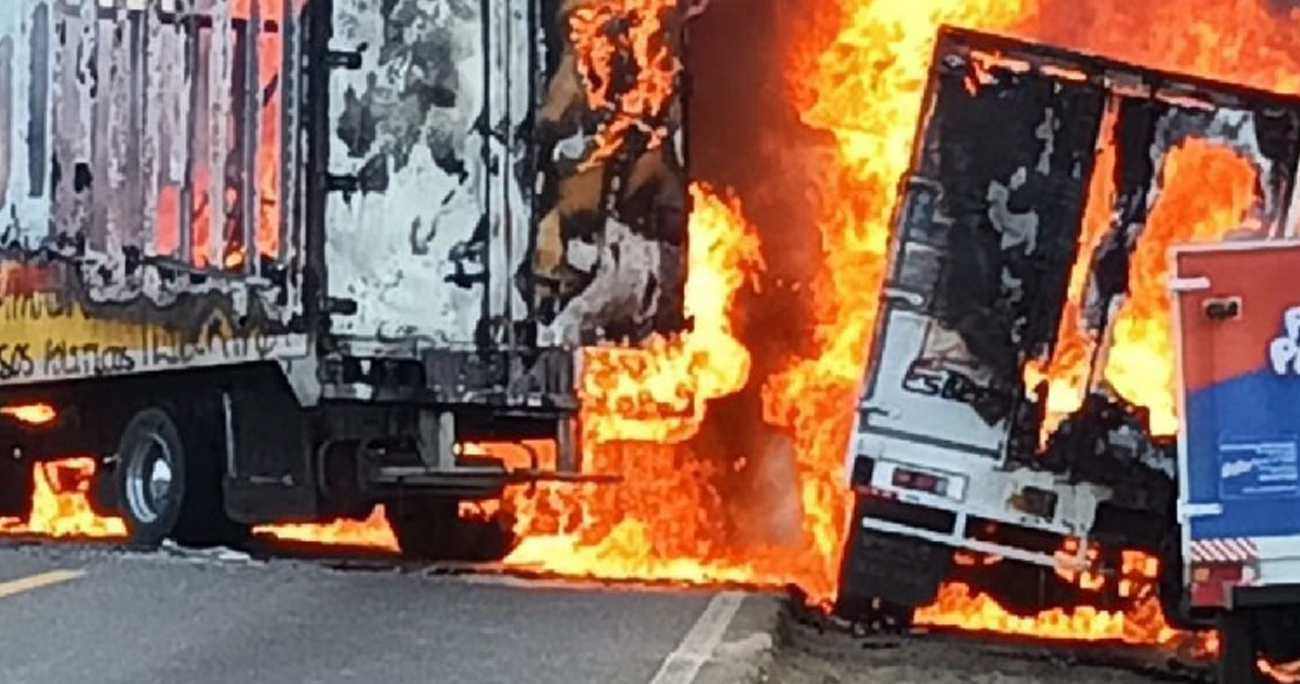 Normalistas de Michoacán incendian camionetas en carretera