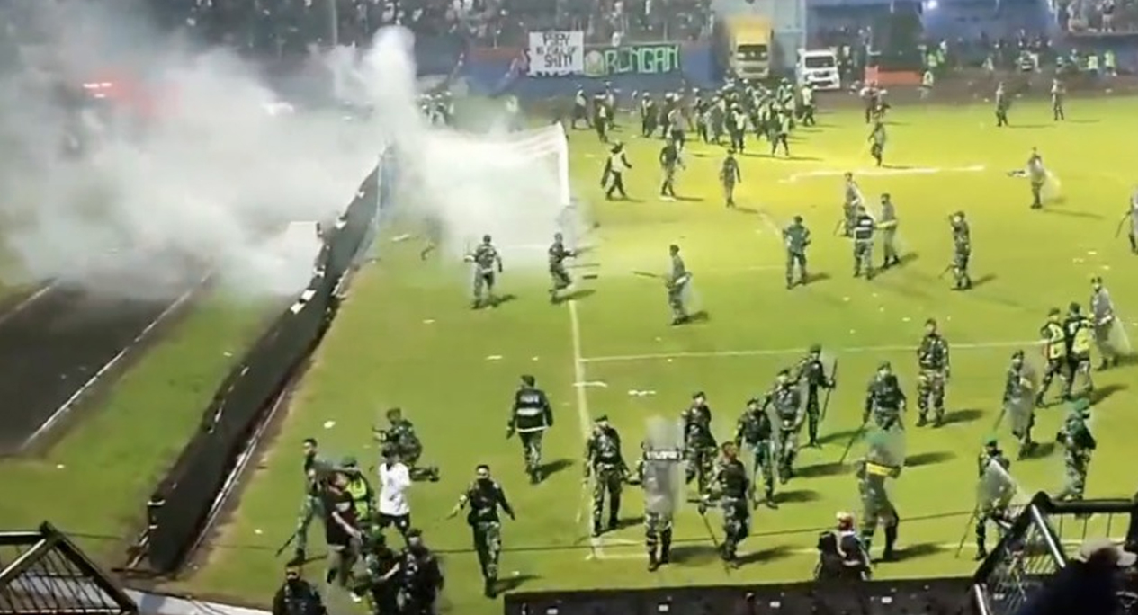 ¡Tragedia! Al menos 127 personas mueren tras batalla campal en un juego de futbol en Indonesia