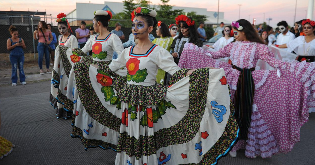 SE DESBORDAN “CATRINAS” Y “CATRINES” A LAS CALLES DE NAVOJOA