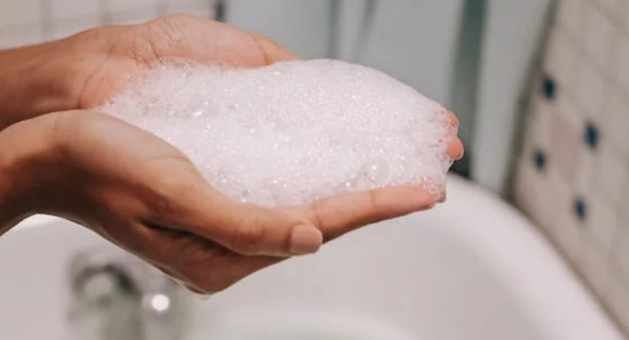 En EU retiran marcas de shampoo seco en aerosol por alerta de cáncer