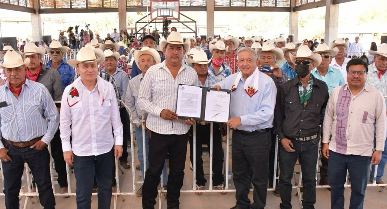 Firma AMLO decreto para restituir tierras al pueblo yaqui