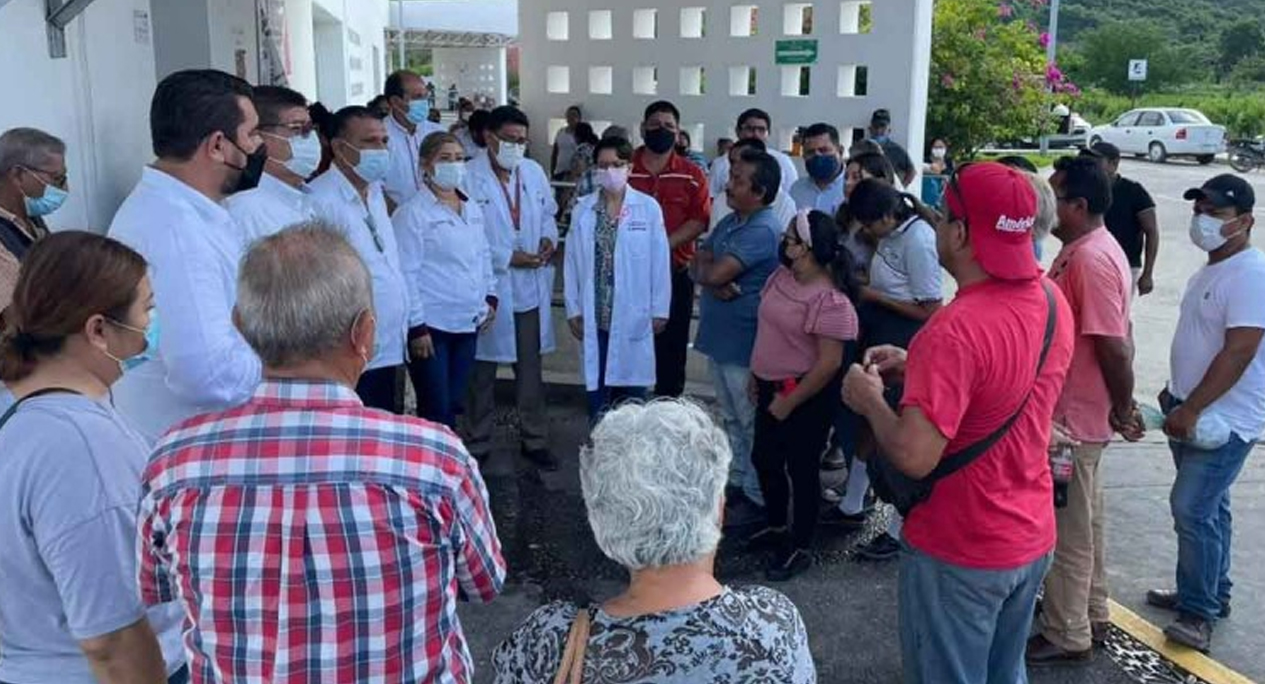 Más de 30 alumnos de secundaria son hospitalizados por posible intoxicación en Veracruz