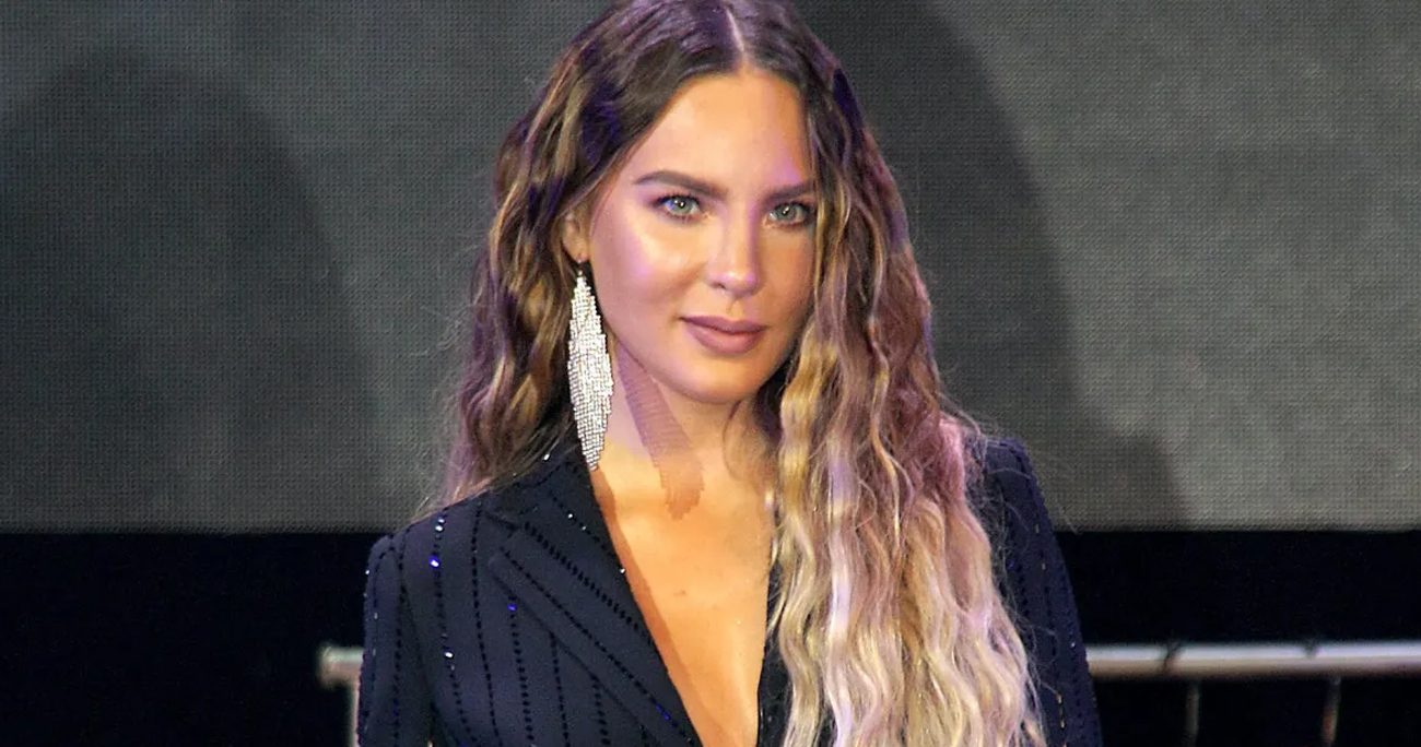 Belinda tatúa a fan en concierto y lanza indirecta a exnovios; «aunque te lo borres ahí va a estar»