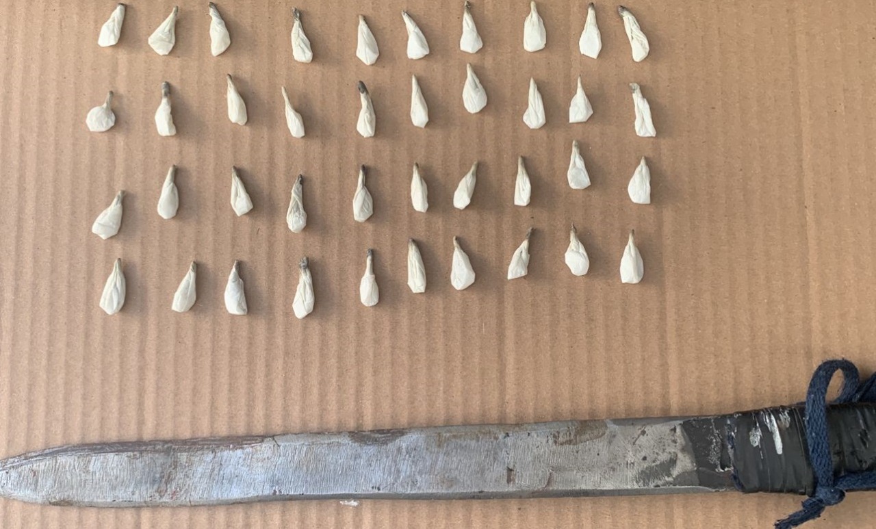 Incauta Policía Estatal arma blanca y 40 paquetes de sustancia prohibida en Hermosillo