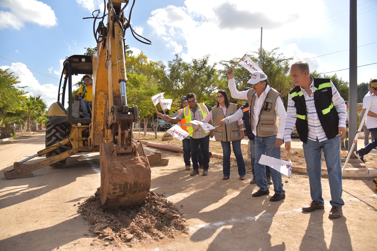 DA BANDERAZO ALCALDE A OBRA DE INFRAESTRUCTURA SANITARIA EN EJIDO 31 DE OCTUBRE Y PAVIMENTACIÓN EN CALLE JESÚS GARCÍA