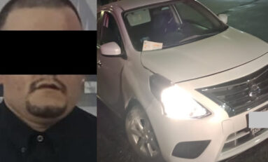 Oficiales de la Policía Estatal y Municipal aseguran a un hombre con auto robado en la ciudad de Hermosillo