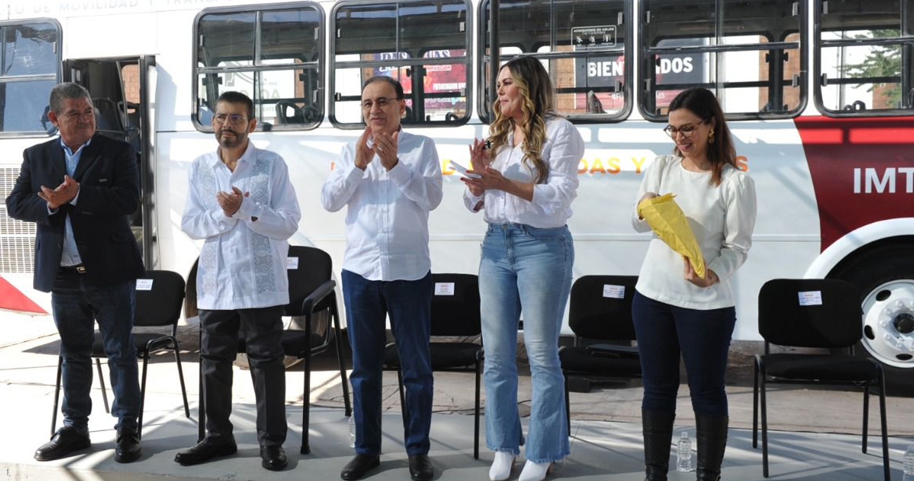 Entrega gobernador flota de camiones para reactivación del servicio urbano