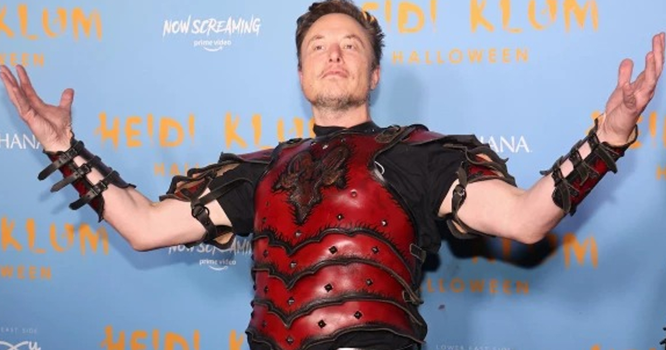 Elon Musk aparece en la fiesta de Halloween de Heidi Klum… con su mamá