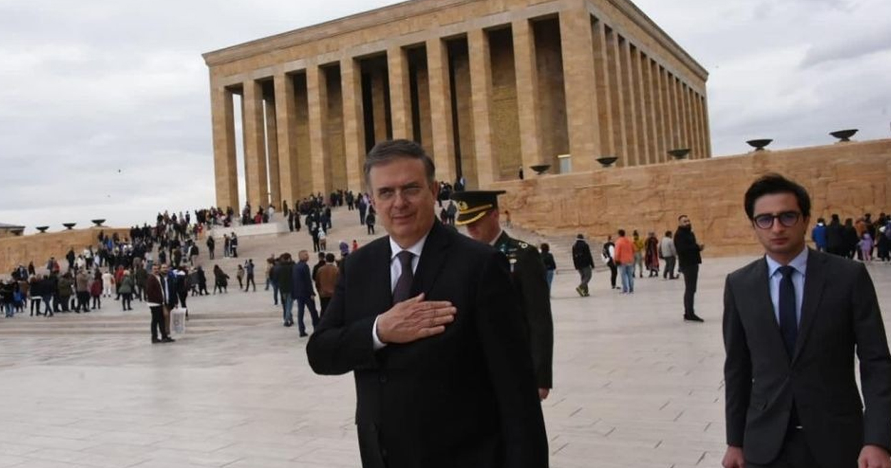 Marcelo Ebrard coloca una ofrenda en el Mausoleo de Mustafa Kemal Atatürk en Turquía