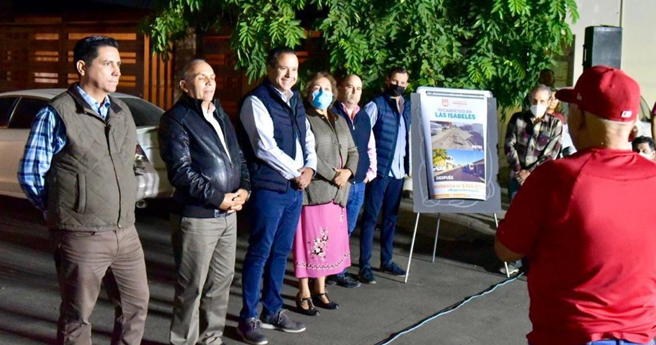 Entrega Toño Astiazarán recarpeteo de calle a residentes de San Bernardino