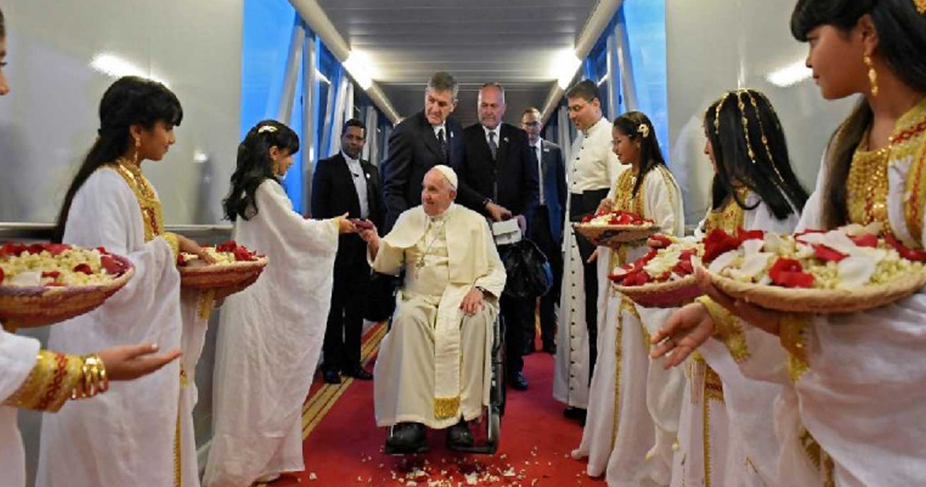 Papa Francisco llega a Baréin para reforzar diálogo con el islam