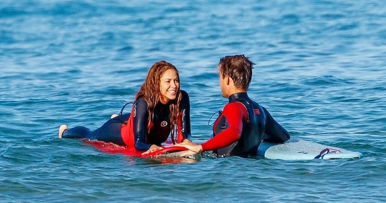¿Romance en puerta? Shakira es captada con un joven muy guapo en la playa