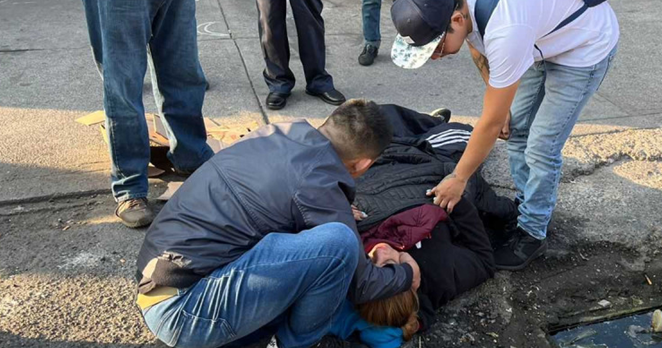 Mujer cae a coladera en CDMX; trataba de huir de un asalto en la Morelos