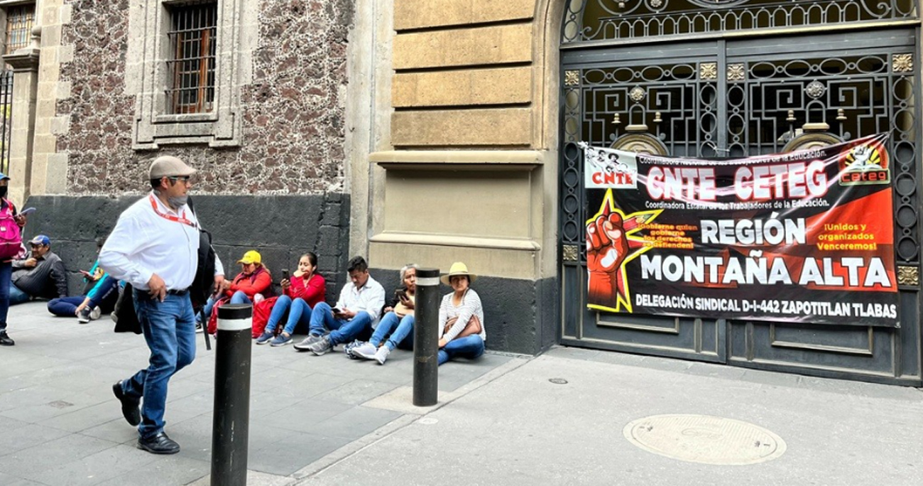 Nos quedamos en el Zócalo: maestros